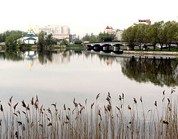 Troitsky-sobor Izhora river and Bridge.jpg
