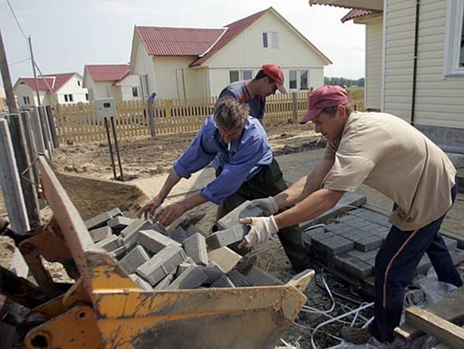 Вот такие коттеджи для молодых специалистов строят в белорусских селах.
